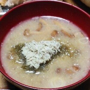 カブとじゃがいものなめこ味噌汁